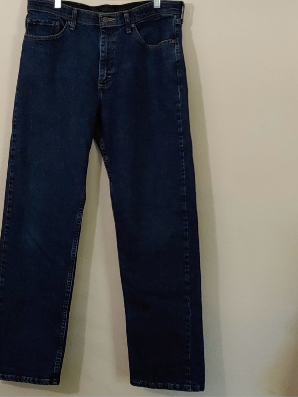 Wrangler Authentic straight leg jeans, nice dark wash blue Denim. Size 33x30.